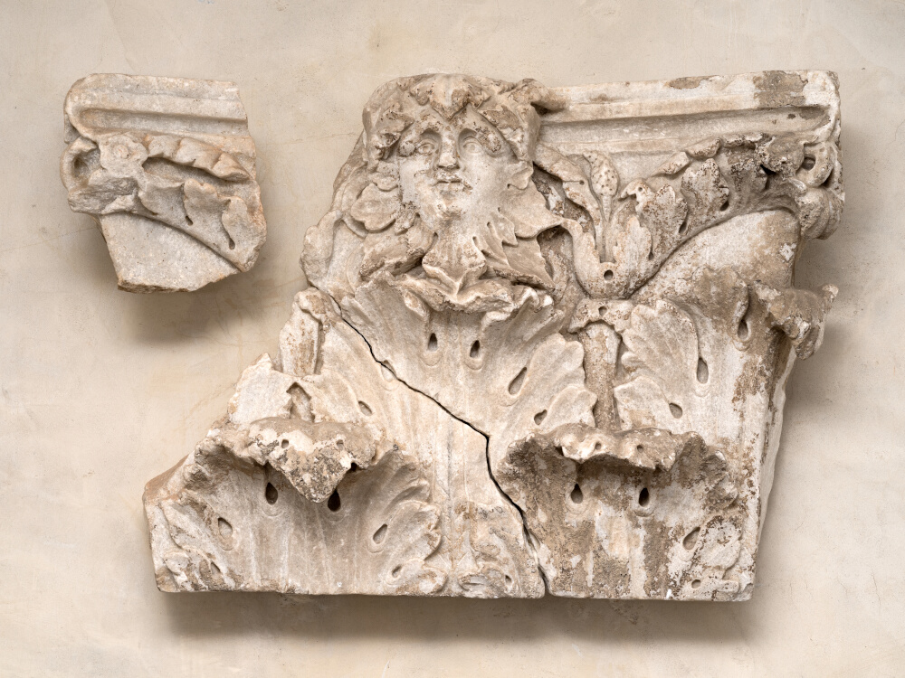 Chapiteau corinthien à tête de feuillage