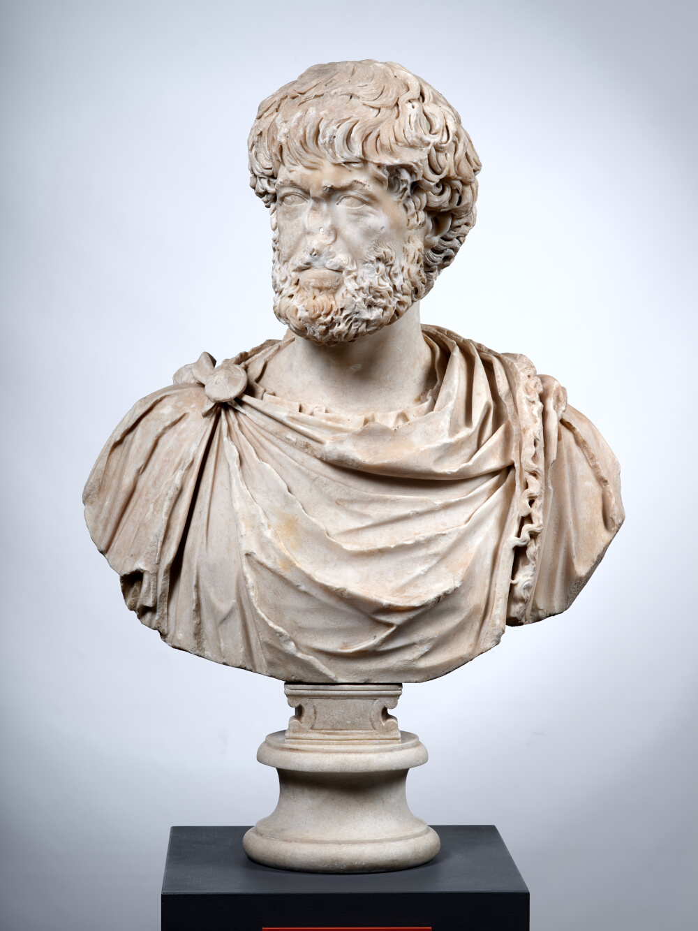 Buste à paludamentum frangé d’un haut fonctionnaire de l’Empire