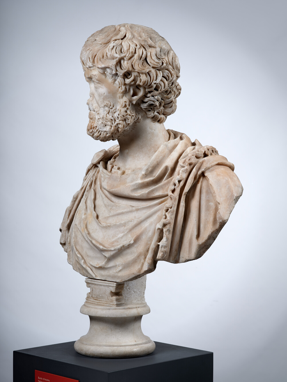 Buste à paludamentum frangé d’un haut fonctionnaire de l’Empire