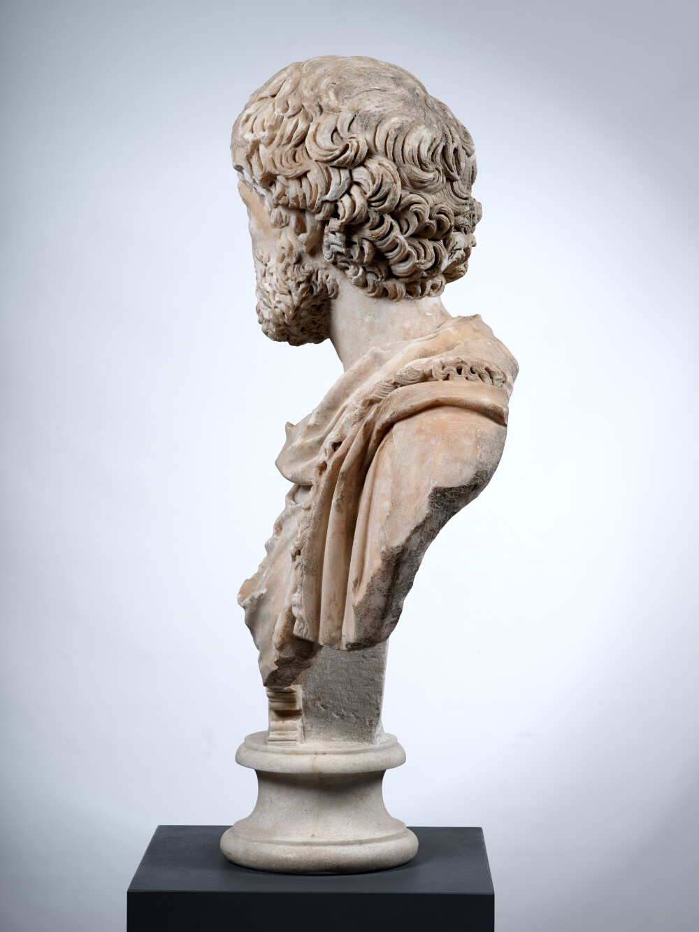 Buste à paludamentum frangé d’un haut fonctionnaire de l’Empire