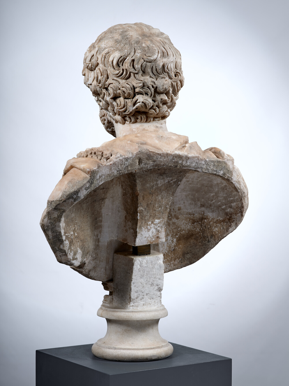 Buste à paludamentum frangé d’un haut fonctionnaire de l’Empire