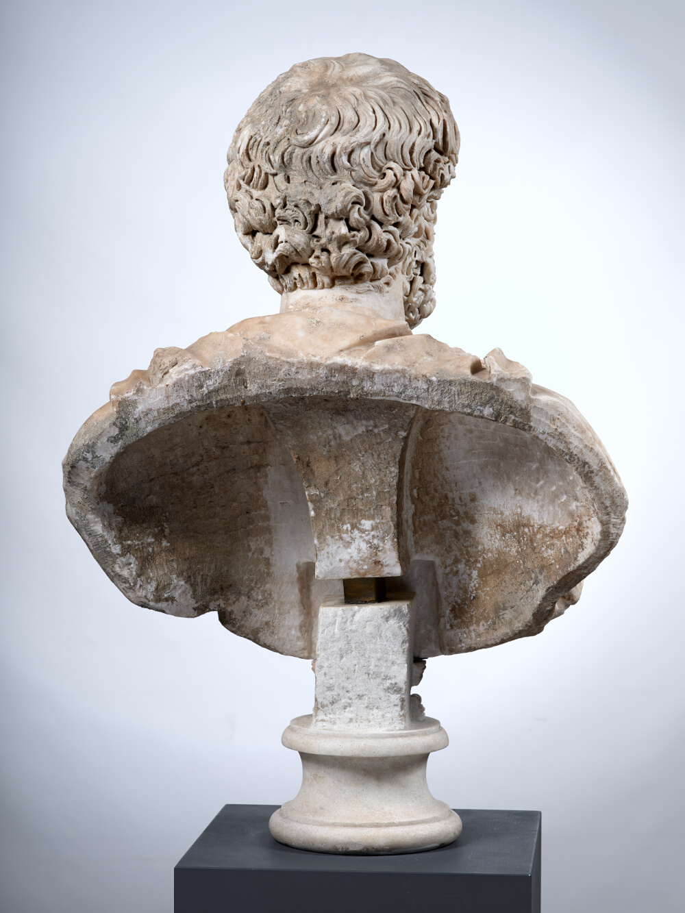Buste à paludamentum frangé d’un haut fonctionnaire de l’Empire
