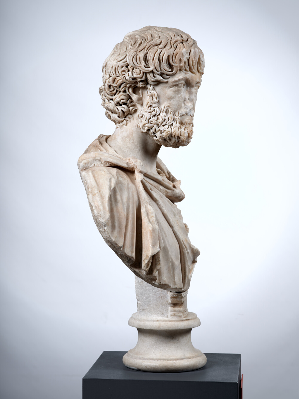 Buste à paludamentum frangé d’un haut fonctionnaire de l’Empire