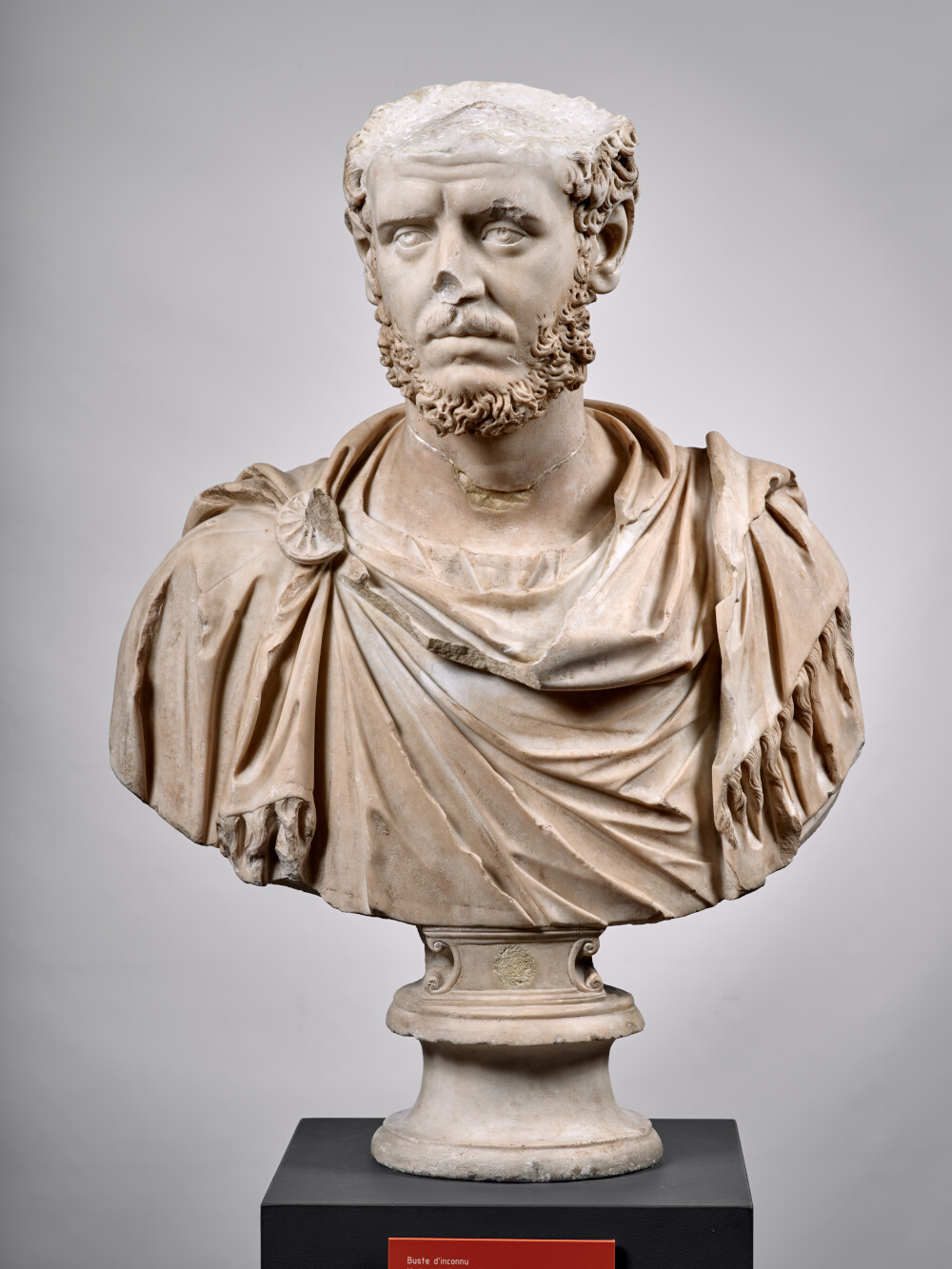 Buste à paludamentum frangé d’un haut fonctionnaire de l’Empire