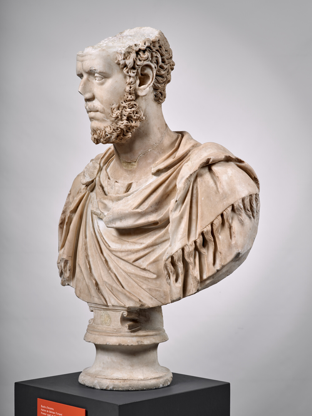 Buste à paludamentum frangé d’un haut fonctionnaire de l’Empire