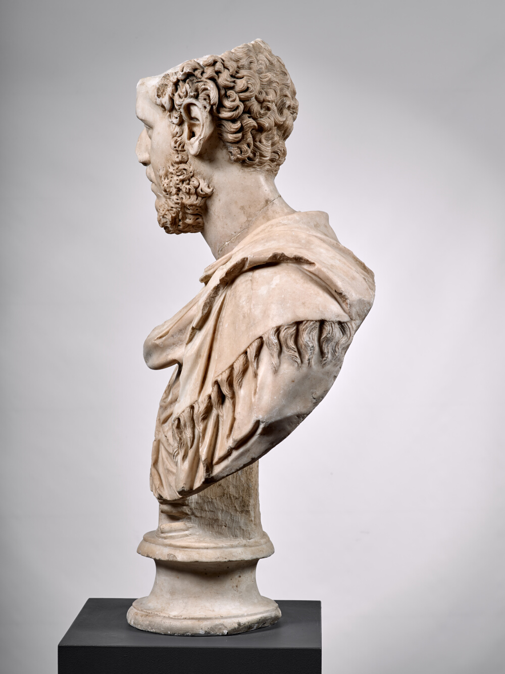 Buste à paludamentum frangé d’un haut fonctionnaire de l’Empire