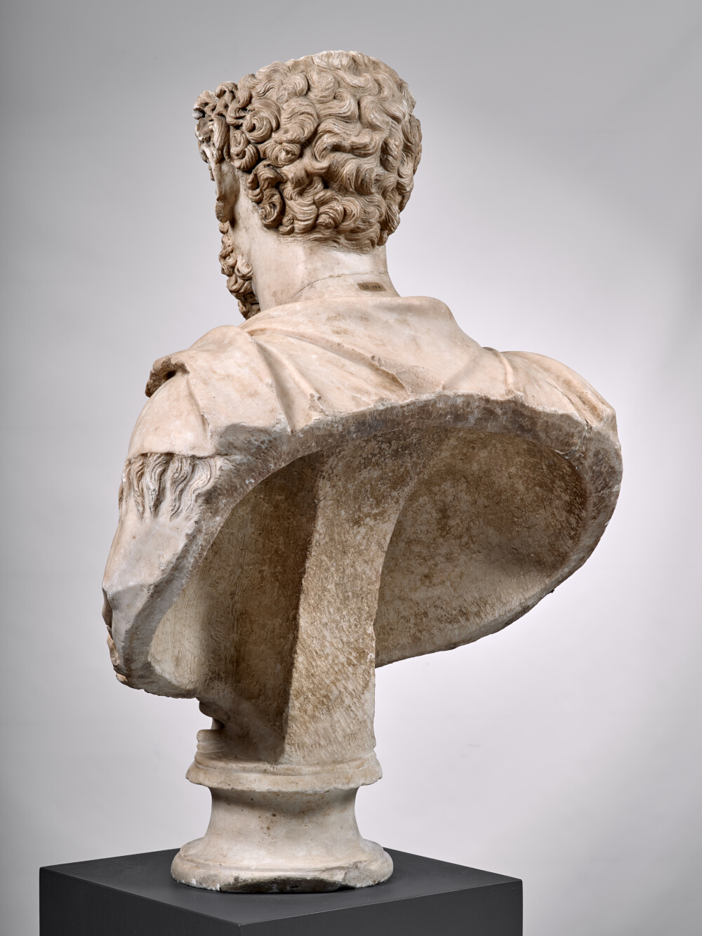 Buste à paludamentum frangé d’un haut fonctionnaire de l’Empire