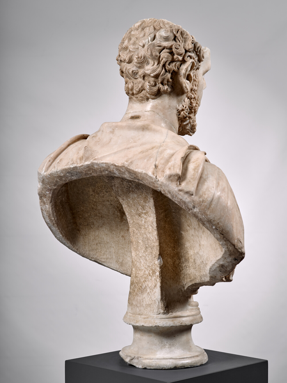 Buste à paludamentum frangé d’un haut fonctionnaire de l’Empire