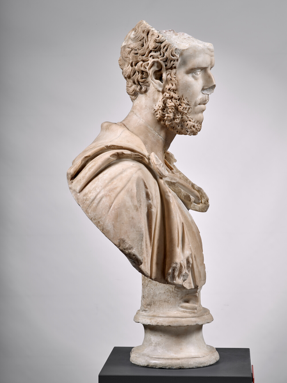 Buste à paludamentum frangé d’un haut fonctionnaire de l’Empire