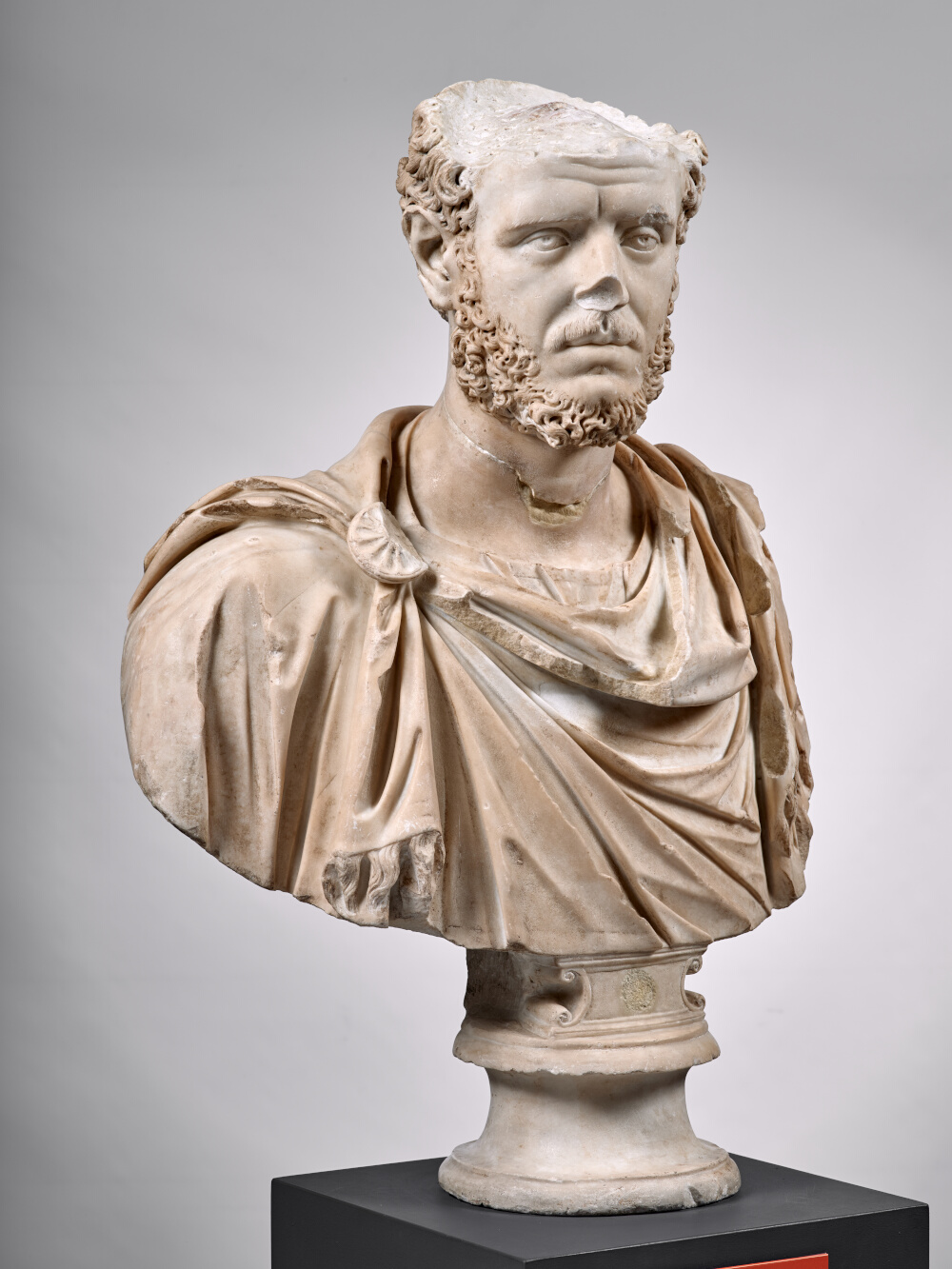 Buste à paludamentum frangé d’un haut fonctionnaire de l’Empire